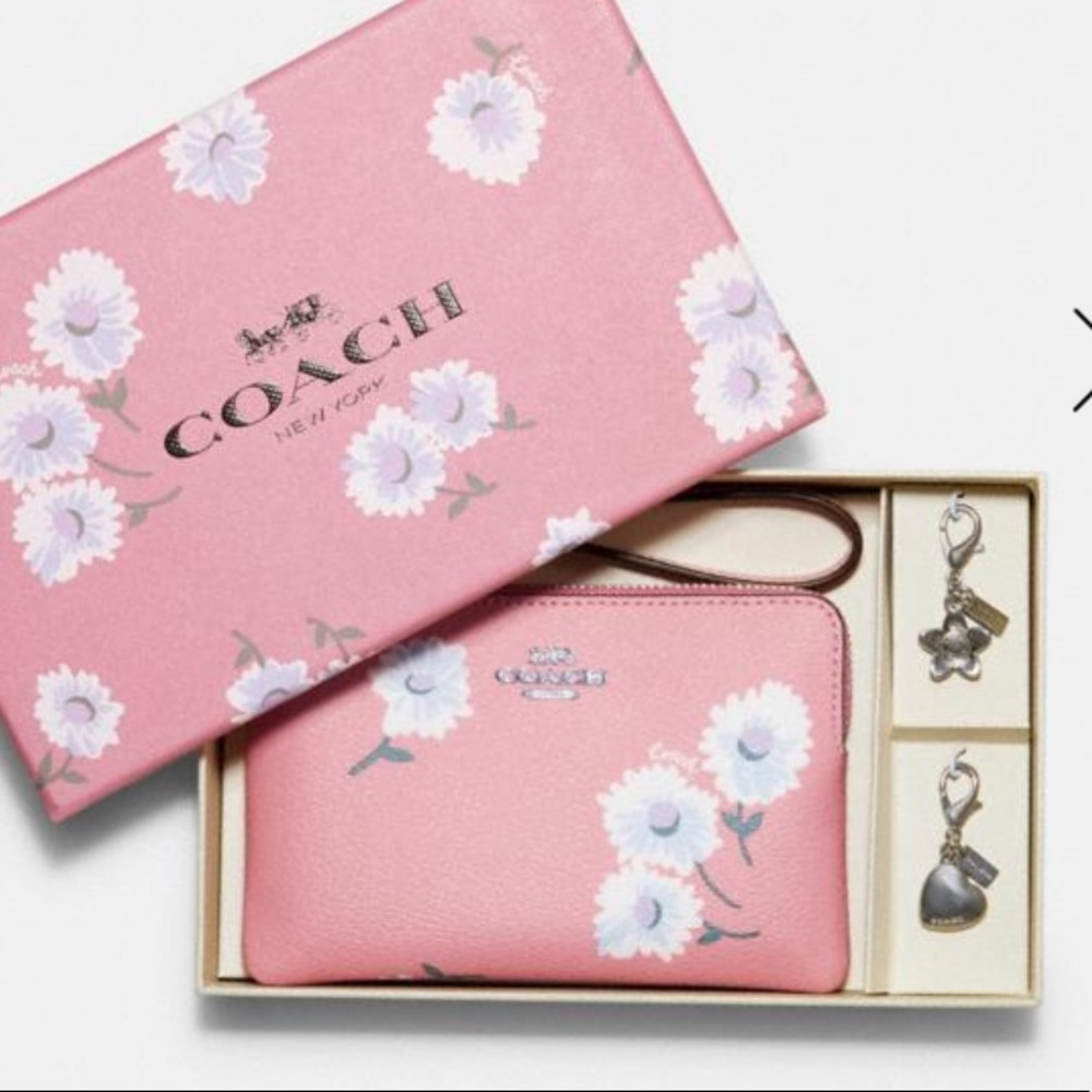 Coach Daisy Floral Print Corner Zip Wristlet With 2 Charms Boxed Gift Set.